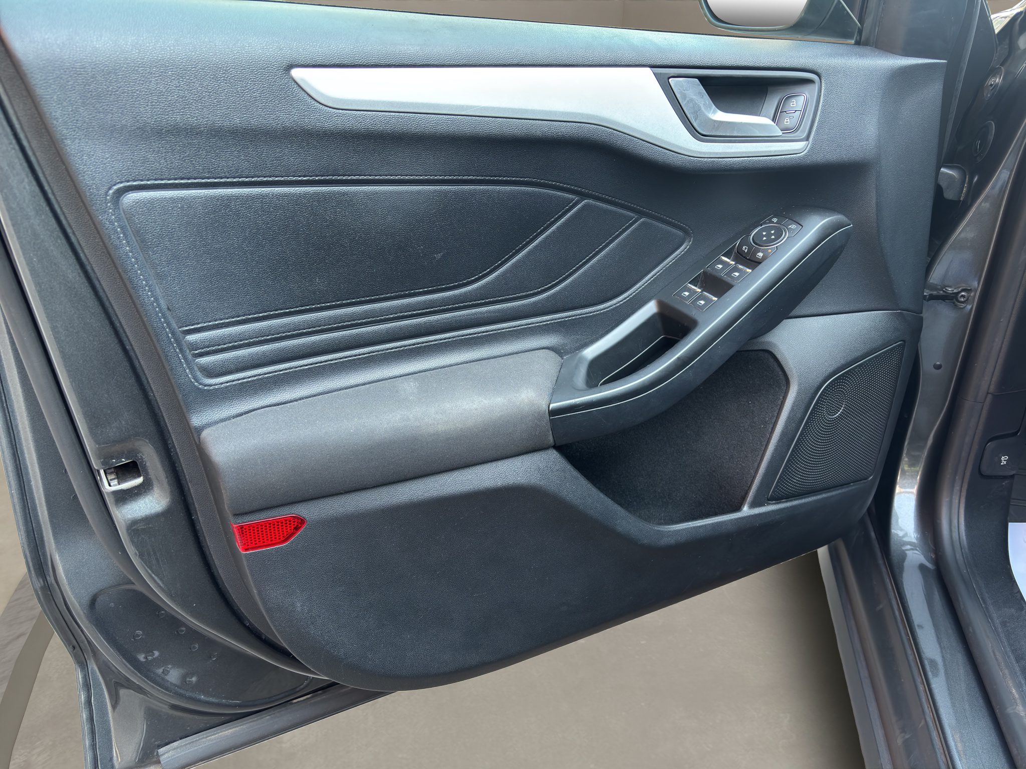 FORDFOCUSSWBENZ_10_converted